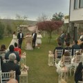 Duplo venčanje na imanju Zejnep: Kadir uspeva da povrati kuću od Munever, dok Emre Fuliji poklanja skupoceni nakit kao…