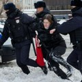 U Rusiji uhapšeno više od 400 ljudi tokom skupova u znak sjećanja na Navaljnog