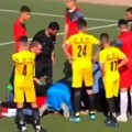 Uznemirujući video! Fudbaler (17) preminuo nakon jezivog pada na meču: Protivnik ga šutnuo u glavu, nije mu bilo spasa