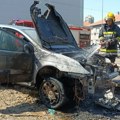 Zapalio se automobil u Beogradu u toku vožnje, vatrogasci spasili roditelje i bebu