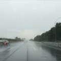 Parkirali automobile ispod nadvožnjaka! Dramatičan snimak oluje na Milošu Velikom: Vozači blokirali saobraćaj da bi…