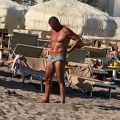 (Video) Đole Đogani (64) vežba na plaži: Uhvatili smo densera u Crnoj Gori - u sedmoj deceniji isklesani trbušnjaci…