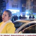 "Imam dvoje male dece u autu" Žena zaglavljena u Novom Sadu u suzama moli demonstrante da je puste samo da se okrene (video)