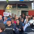 Go SNS novog sada Zbor blokadera silom pokušao da nam zabrani da razgovaramo sa građanima