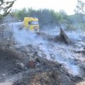 Veliki požar na Karaburmi kod Pančevačkog mosta, gore nisko rastinje, smeće i gume, vatrogasci na terenu