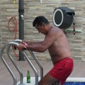 (Paparaco) peja se baškari u Dobrim Vodama: Voditelj smršao 10 kilograma - usred dana napravio žurku na bazenu luks vile u…