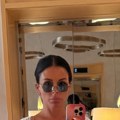 (Foto) nosi torbu za plažu od 2700 dolara: Ana Sević u mini čipkastoj haljini: Ispod nje viri kupaću, ovako izgleda na…