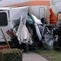 Šta je ovaj čovek preživeo?! Kombi zgužvan skroz Sudar na pruzi u Smederevu: Iako scena deluje zastrašujuće, u nesreći nema…