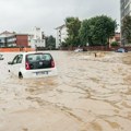Poplave i oluje paralisale zemlje u komšiluku: Ima žrtava, na snazi crveni meteoalarm, stotine sela bez struje FOTO VIDEO