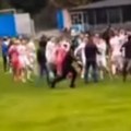Veliki skandal u srpskom fudbalu: Ne zna se ko koga bije, igrači leže po travi, šta se ovde desilo? (video)