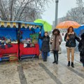 Vredne ruke roditelja i dece škole "Mladost" pripremile novogodišnji bazar