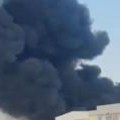 Gori fabrika kod Rume: Širi se ogroman crni dim, vatra zahvatila dva objekta