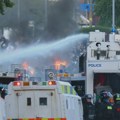 Druga noć antimigrantskih nereda u Severnoj Irskoj: Policija upotrebila vodene topove