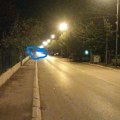 Taksista zgazio psa, sve gledali srednjoškolci, a psa i posle 24 sata nisu nadležne službe pomerile