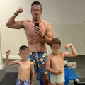 Sprski pevač (41) smršao 20 KG za deset meseci: Sad se skinuo i pokazao mišiće, vežba zajedno sa sinom
