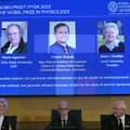 Nobelovu nagradu za fiziku Podelilo troje naučnika