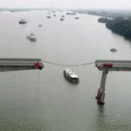 Barža urušila most, više vozila upalo u vodu, ima stradalih: Užas u Kini