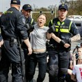 Greta Tunberg uhapšena na demonstracijama u Hagu