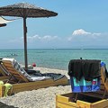 Jedan dan besplatno, drugi dan papreno Cene ležaljki na albanskim plažama poput lutrije
