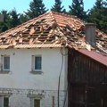 Tromba napravila haos u Sjenici, bilo je kao na filmu: Samo smo legli, crepovi padali, prikolica letela 10 metara (video)