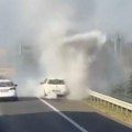 Auto se ne vidi od dima na auto-putu za Novi Sad: Izbio požar u zaustavnoj traci (video)