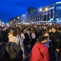 Studenti na protestu kod prostorija SNS u Novom Sadu poručuju: "Imena svih povređenih kolega odjekivaće koliko je god to…