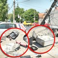 Jezivi prizor na mestu tragedije u Dobanovcima: Tinejdžerka (16) poginula, dvojica maloletnika povređena: Zakucali se kolima u…