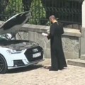 "Sveta vodica protiv kvarova" Sveštenik izašao iz crkve, pa prišao Audiju: Ono što je uradio šokiralo Balkan