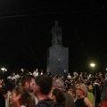 Građani počeli da se okupljaju kod Vukovog spomenika u Beogradu