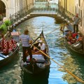 Haos u veneciji Turisti pokušavali da naprave selfi, pa prevrnuli gondolu - završili su u kanalu, jedva su izašli na obalu