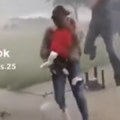 Divlja oluja, žena sa detetom u rukama zamalo da odleti Ovo je u Evropi, isplivali jezivi snimci (video)