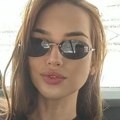 Hana ikodinović u skroz opuštenom izdanju: Pozira u luksuznom automobilu - Sva u crnom, a na glavi kačket (foto)