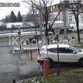 Kamion gurao automobil pri velikoj brzini u Lepeničkom bulevaru: Policija brzo reagovala [video]