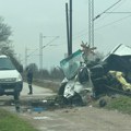 Drama kod Čačka: Voz naleteo na kombi; Ima povređenih FOTO
