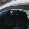 (Foto) Išli redom i razbijali taksi vozila. Vandalizam u centru Novog Sada, srča na sve strane.