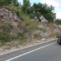 Teška nesreća na Zlatiborskom putu: Prevrnuo se automobil, dečije igračke razbacane po asfaltu