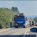 (Foto, video) Drama na magistrali kod Kragujevca! Buknula vatra usred vožnje, vatrogasci hitno izleteli na teren!