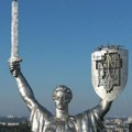 Demontiran grb SSSR sa glavnog spomenika u Kijevu