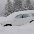 Na Brezovici metar snega, otežan saobraćaj (FOTO i VIDEO)