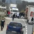 Teška saobraćajna nesreća kod Kraljeva: Jezive slike sa mesta nezgode, automobil potpuno smrskan: Jedna osoba povređena…