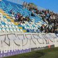 Prekinuta utakmica u Novom Pazaru zbog transparenta o Srebrnici, publika bacala stolice u teren (FOTO)