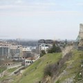 Dvojica muškaraca teško povređena u padovima sa visine, na Kalemegdanu i u Bečmenu