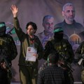 Hamas oslobodio tri izraelska taoca: Oko njih naoružani militanti, mahali okupljenoj masi (foto, video)