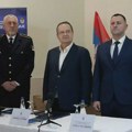 Ministar Ivica Dačić i predsednik Vatrogasnog saveza Srbije Dragan Ćapin na tribini Vatrogasnog saveza Vojvodine Vatrogasni…