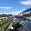 Saobraćajka na: Auto-putu kod velike plane Hitna prošla pod rotacijom, stvaraju se gužve ka Beogradu