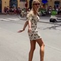 (Foto): Bivša žena Milana Kalinića mami poglede u Italiji: Sandra prošetala u miniću sa golim ramenima, svi se okreću za njom…