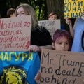 (Foto) "odlučuje se o sudbini Ukrajine bez Ukrajine": Protest ispred američke ambasade u Kijevu uoči sastanka Trampa i Putina…