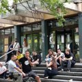 Protest ispred Palate pravde u Novom Sadu, ovaj put bez blokiranja ulaza zaposlenima: Policija u zgradi (foto)