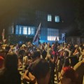 MUP: Učesnici skupa u Novom Sadu pokušali nasilno da uđu na Filozofski, nasrnuli na policiju