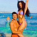 Ena i Peja se skinuli na plaži: Pokazali kako se baškare na Kipru, u prvom planu vitka tela i mišići, sve puca